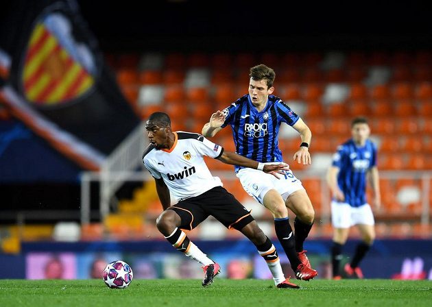 Geoffrey Kondogbia (vlevo) z Valencie v souboji o míč s Martenem de Roonem z Atalanty Bergamo.