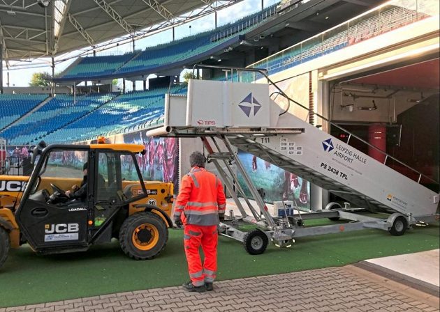 Mobilní schody využívané k nástupu a výstupu z letadel budou na stadionu využívat fotbalisté Lipska.