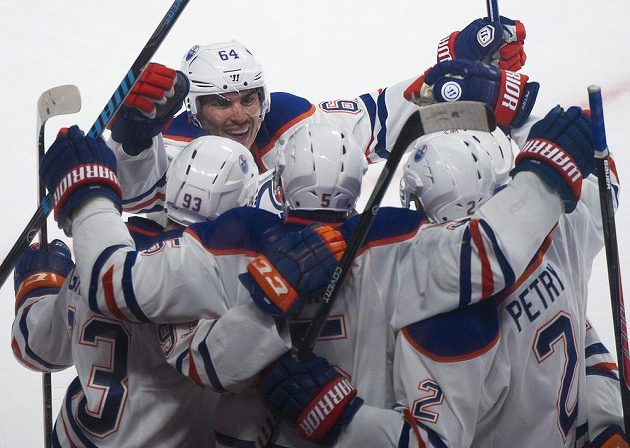 Obránce Edmontonu Ladislav Šmíd (s číslem 5) slaví se spoluhráči gól proti Montrealu. Vpravo Jeff Petry, Ryan Nugent-Hopkins (s číslem 93) a Nail Jakupov (č. 64).