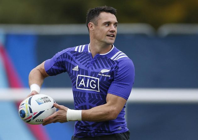 Jedna z opor Novozélanďanů Dan Carter při jednom z tréninků před semifinále MS s JAR.