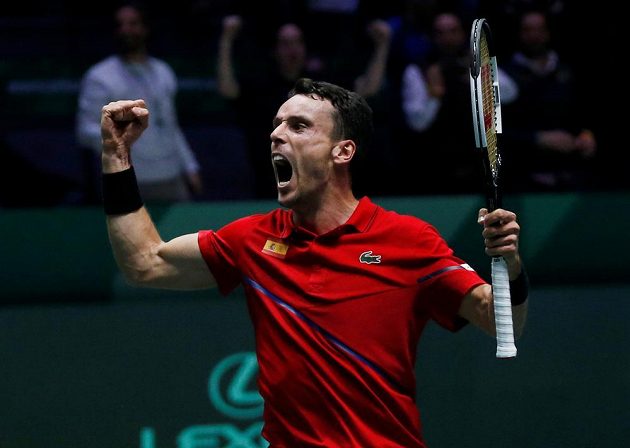 Španěl Roberto Bautista Agut se raduje, porazil Kanaďana Felixe Augera-Aliassimea.