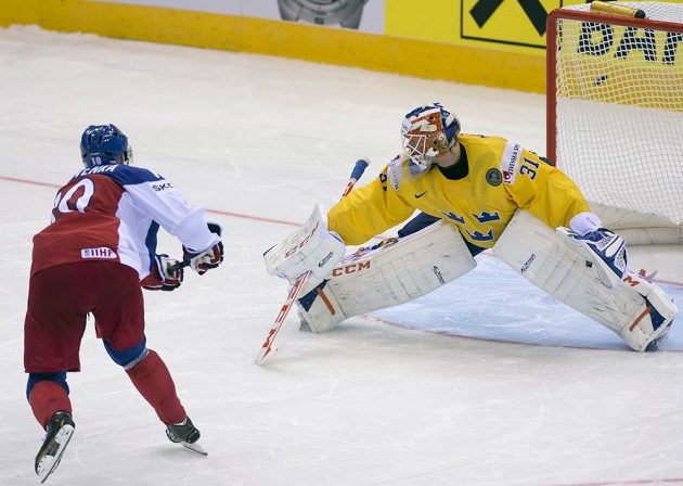 Roman Červenka míjí branku v závěrečném penaltovém rozstřelu, vpravo švédský brankář Anders Nilsson.