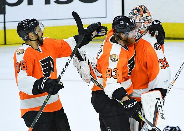 Hokejisté Philadelphia Flyers Steve Mason (35),Chris VandeVelde (76) a Jakub Voráček (93)slaví výhru nad Bostonem.