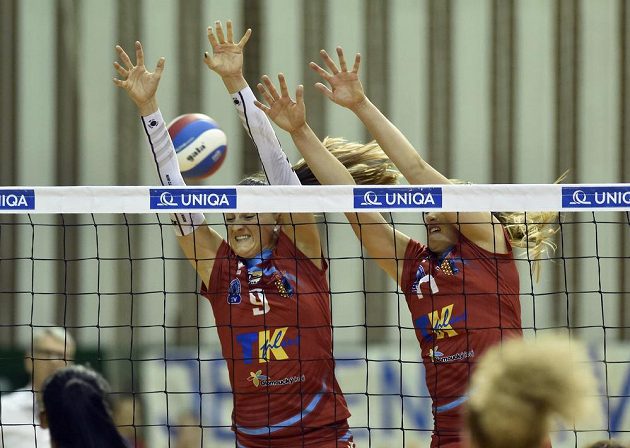 Na bloku prostějovské hráčky (zleva) Nina Herelová a Laura Emontsová Weihenmaierová během druhého finále play off volejbalové extraligy.