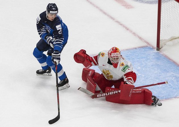 Ruský brankář Yaroslav Askarov a jeho zákrok v utkání s Finskem, Santeri Hatakka neuspěl.