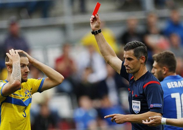 Rozhodčí Anastasios Sidiropoulos uděluje červenou kartu švédskému obránci Alexandru Miloševičovi.