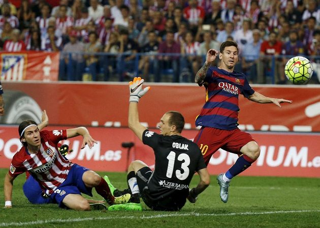 Argentinský útočník Lionel Messi překonává brankáře Atlétika Madrid Jana Oblaka.