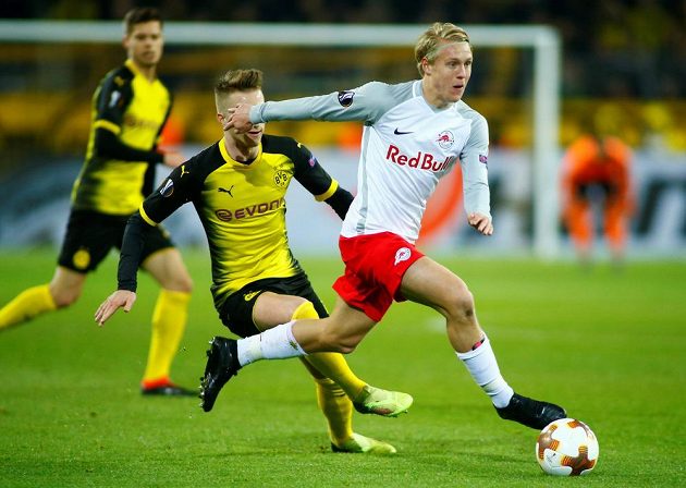 Marco Reus z Borussie Dortmund stíhá Xavera Schlagera ze Salcburku v utkání osmifinále Evropské ligy.