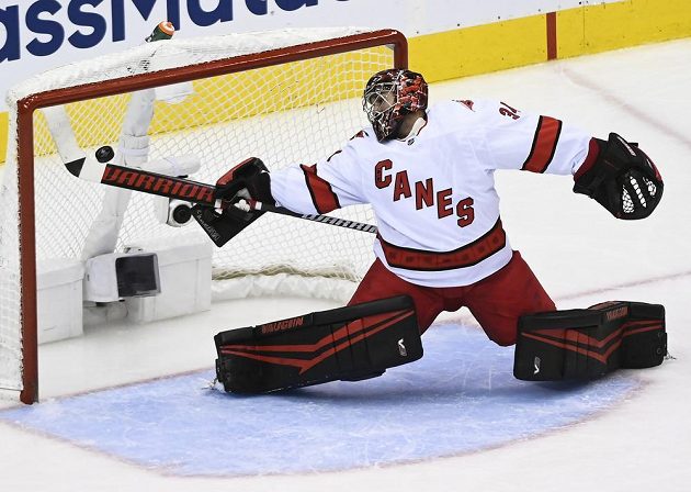 Skvělý zákrok Petra Mrázka v brance Caroliny ve třetí třetině zápasu play off proti Bostonu.