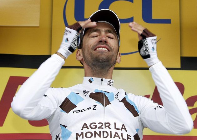 Christophe Riblon slaví vítězství v omsnácté etapě cyklistické Tour de France, která vedla z Gapu do Alpe-d´Huez.
