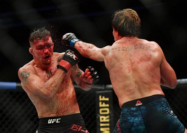 Duel mezi Darrenem Elkinsem (vlevo) a Natem Landwehrem přinesl velkou bitvu v UFC.