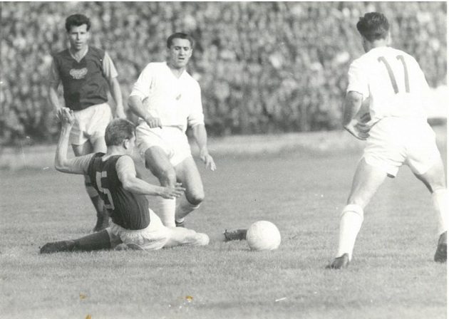 Momentka ze zápasu Baníku Ostrava s Duklou Praha z roku 1963.