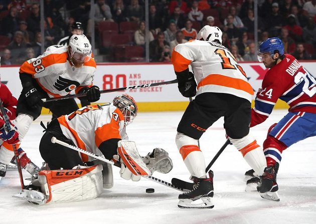 Český útočník Jakub Voráček z Philadelphie sleduje situaci před brankou Flyers během utkání NHL na ledě Montrealu Canadiens.