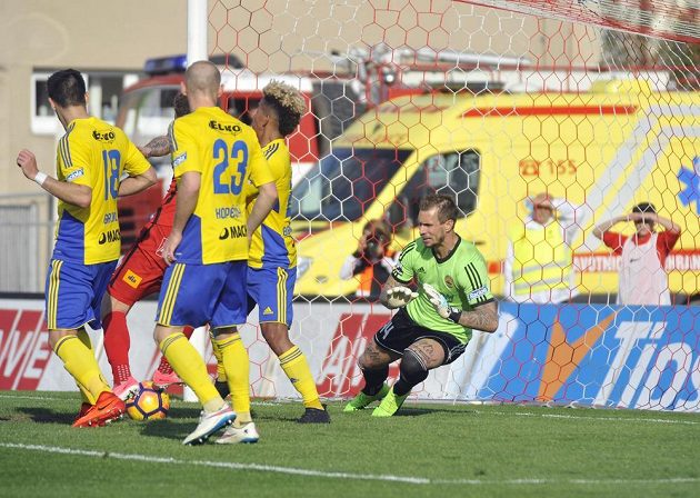Jakub Řezníček z Brna (mezi hráči Teplic) střílí gól brankáři Milanu Švengerovi. Brno nakonec vyhrálo nad Zlínem 2:0.