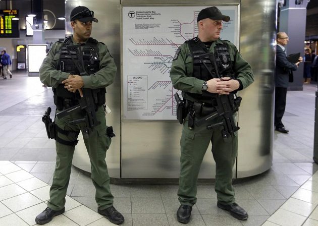 V hale TD Garden hlídkovali během utkání Bostonu s Buffalem ozbrojení policisté.