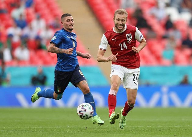 Rakouský reprezentant Konrad Laimer v akci během osmifinále EURO, k soupeři dobíhá Ital Marco Verratti.