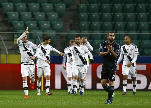 Záložník Legie Varšava Miroslav Radovič (zcela vlevo) se raduje se spoluhráči z vyrovnávacího gólu proti Realu Madrid.