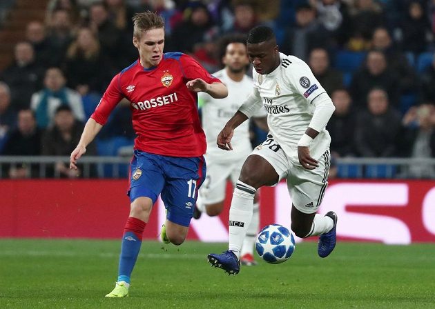 Vinicius Junior (vpravo) z Realu a Arnor Sigurdsson z CSKA v utkání Ligy mistrů.