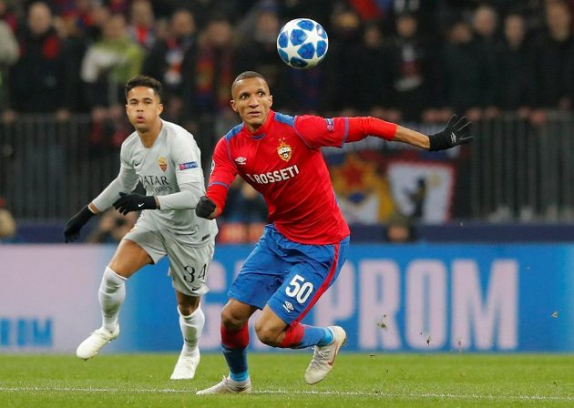 Fotbalista CSKA Moskva Rodrigo Becao v akci během utkání Ligy mistrů s AS Řím.