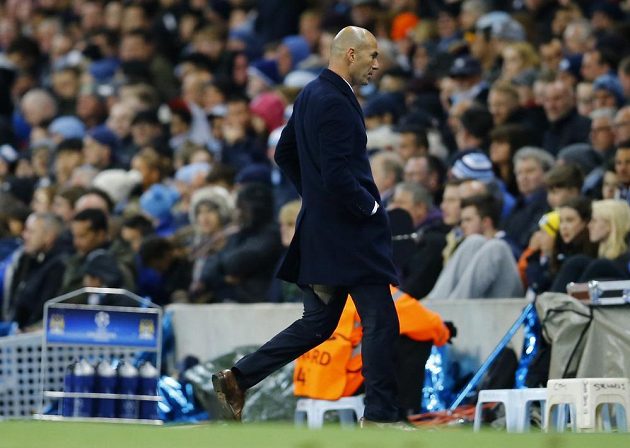 Zinedine Zidane si po dalších problémech s roztrženými kalhoty musí najít nového krejčího.