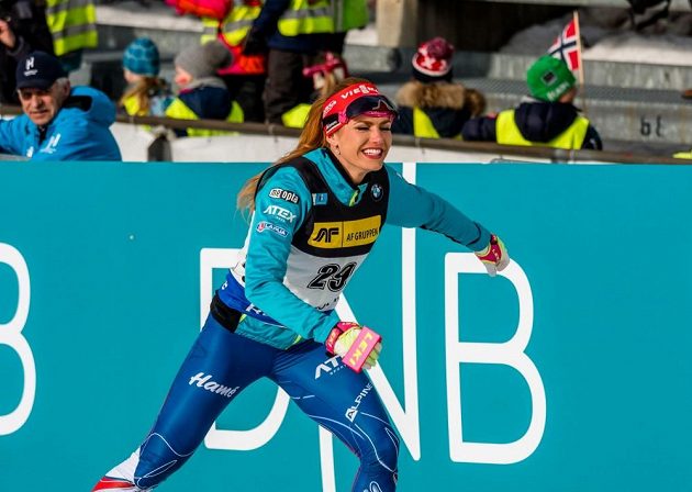 Šťastná Gabriela Koukalová po sprintu v Oslu, po němž si zajistila malý křišťálový glóbus.