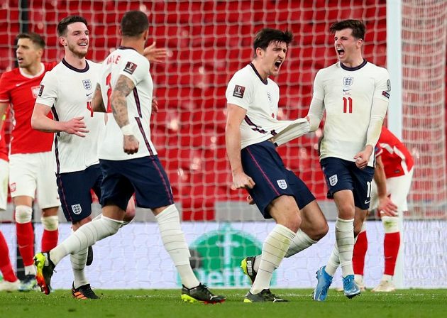 Anglický fotbalový reprezentant Harry Maguire slaví se spoluhráči gól v utkání kvalifikace MS 2022 proti Polsku.