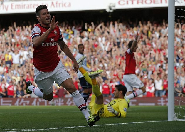 Olivier Giroud z Arsenalu se raduje ze své branky do sítě Tottenhamu. V pozadí Tomáš Rosický
