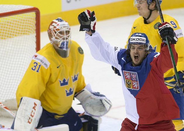 Martin Zaťovič se raduje z gólu. Vlevo švédský brankář Anders Nilsson, vzadu Erik Gustafsson ze Švédska.