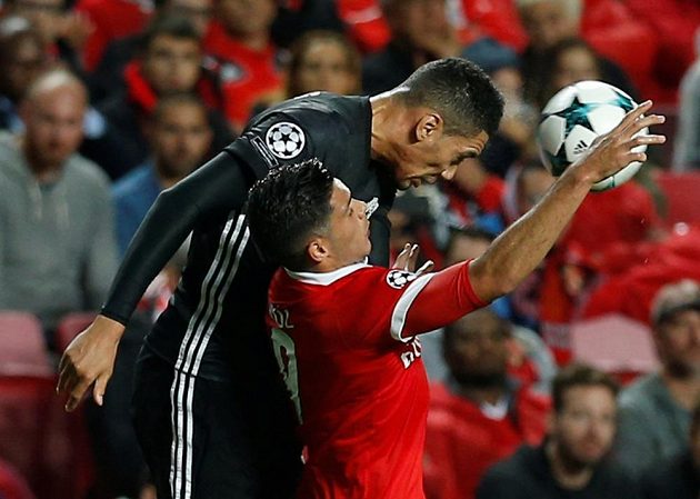 Fotbalista Manchesteru United Chris Smalling v souboji o míč s Raúlem Jimenezem z Benfiky Lisabon v utkání Ligy mistrů.