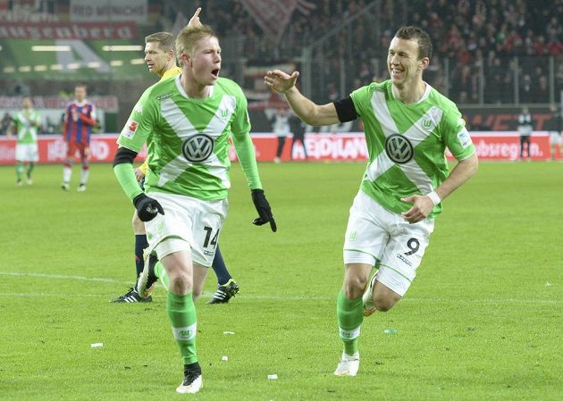 Záložník Wolfsburgu Kevin De Bruyne (vlevo) slaví se spoluhráčem Ivanem Perišičem gól proti Bayernu v utkání 18. kola bundesligy.