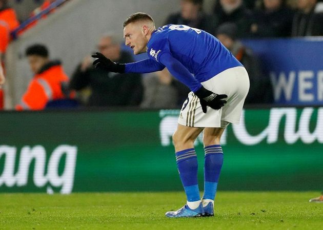 Fotbalisté Leicestru přišli o nejlepšího střelce Premier League Jamieho Vardyho, který opustil hřiště pravděpodobně se zraněným stehenním svalem.