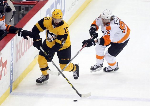 Útočník Philadelphie Flyers Jakub Voráček na ledě Pittsburghu Penguins vstřelil gól, poctivě si plnil ale i obranné povinnosti. V tomto případě se snaží zastavit Nicka Bonina (13).