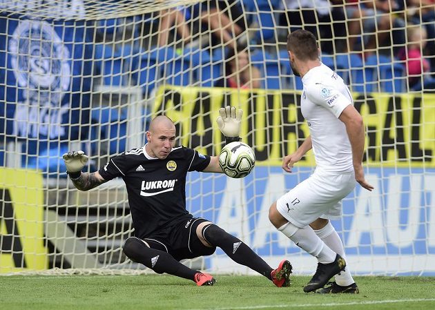 Brankář Zlína Stanislav Dostál a Tomáš Zajíc ze Slovácka v akci během utkání 4. kola ligy.