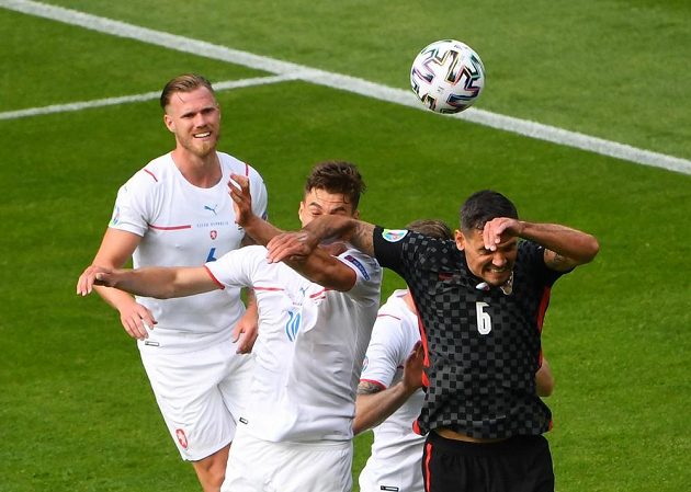 Chorvat Dejan Lovren loktem fauluje Patrika Schicka. Z nařízené penalty český hráč skóroval.