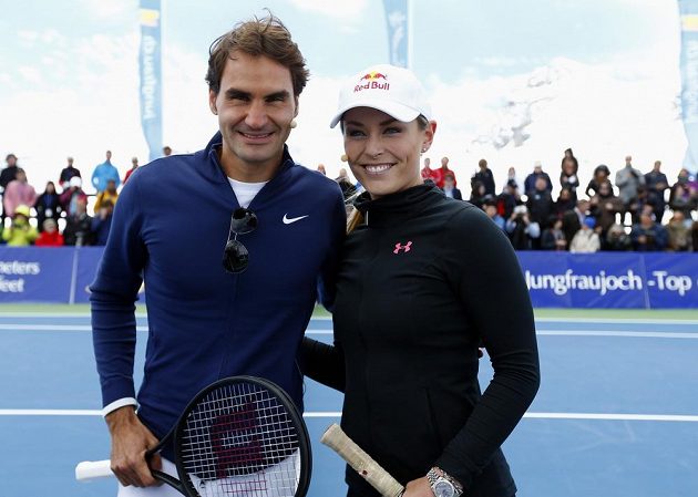 Švýcarský tenista Roger Federer a americká lyžařka Lindsey Vonnová před začátkem exhibice.
