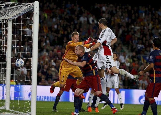 Řecký obránce Kyriakos Papadopulos překonává brankáře Barcelony Marca-Andrého ter Stegena.