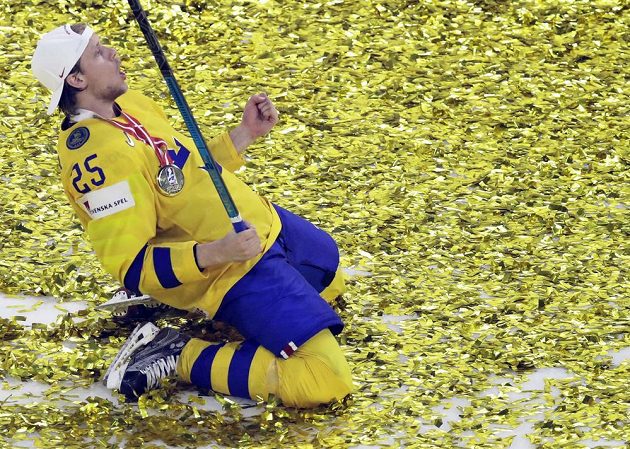 Zlatá euforie švédských hokejistů. Na snímku se na ledě kodaňské Royal Areny raduje Jacob de la Rose.