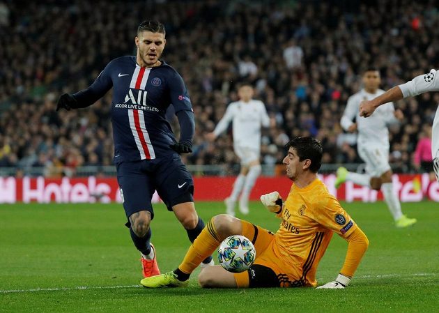Brankář Realu Madrid Thibaut Courtois a jeho zákrok proti Mauro Icardimu z PSG v utkání Ligy mistrů.