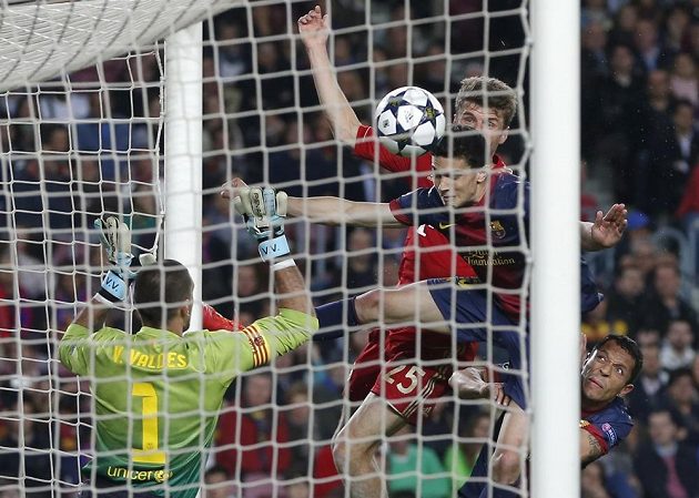 Thomas Müller střílí hlavou třetí gól Bayernu v odvetě semifinále Ligy mistrů proti Barceloně.
