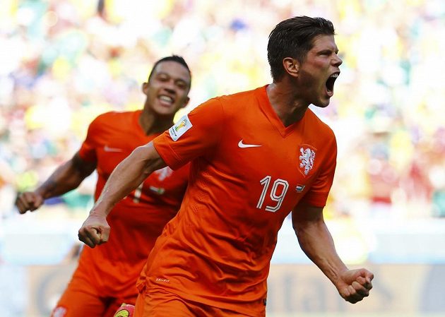 Nizozemec Klaas-Jan Huntelaar se raduje z proměněné penalty proti Mexiku v osmifinále MS.