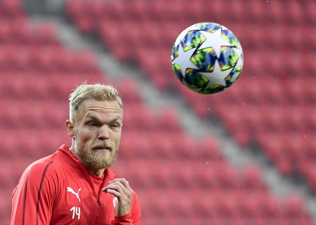Fotbalista pražské Slavie Mick van Buren během tréninku na duel Ligy mistrů s Barcelonou.