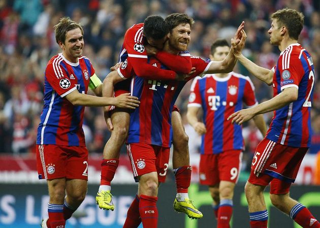 Radost fotbalistů Bayernu Mnichov. Uprostřed Xabi Alonso, střelec šestého gólu v utkání s Portem.