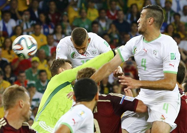 Islám Slimaní (uprostřed v bílém dresu) se touto hlavičkou postaral o vyrovnávací gól Alžírska proti Rusku.