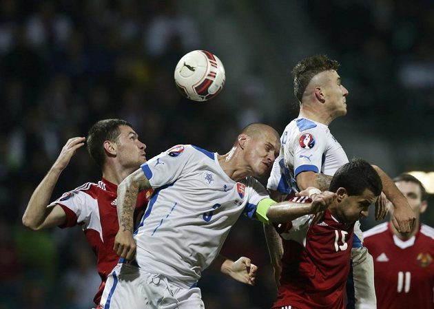 Martin Škrtel (uprostřed) ani Juraj Kucka se při útočné standardní situaci proti běloruské defenzívě neprosadili.