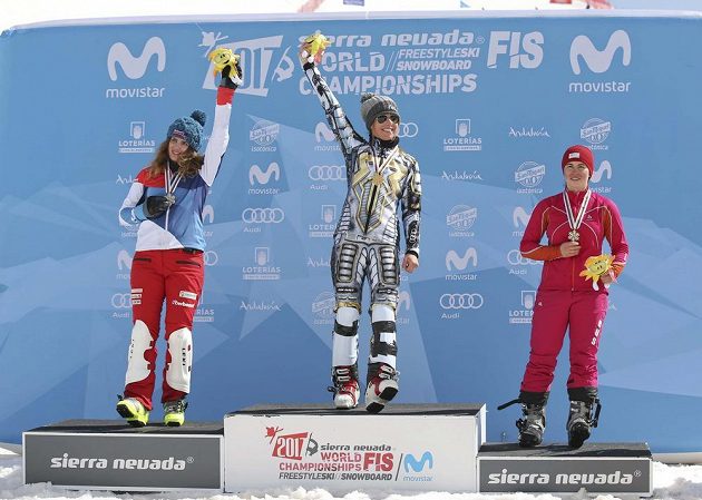 Česká snowboardistka Ester Ledecká vyhrála na MS obří slalom a její radost na stupních vítězů.
