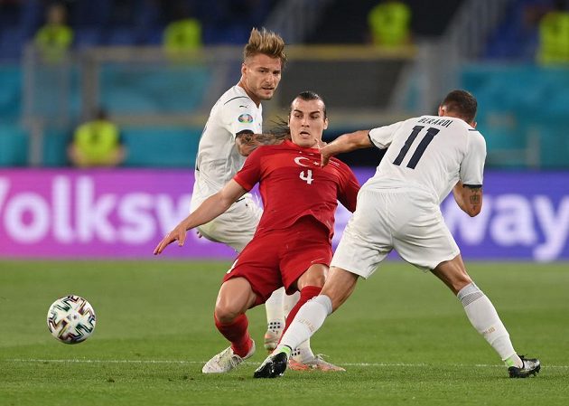 Turek Caglar Söyüncü (4) v souboji s Italy Domenicem Berardim (11) a Cirem Immobilem.