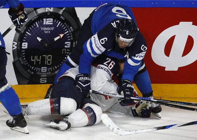 Američan Kevin Hayes dostává naloženo od finského hokejisty Topiho Jaakoly během čtvrtfinále mistrovství světa