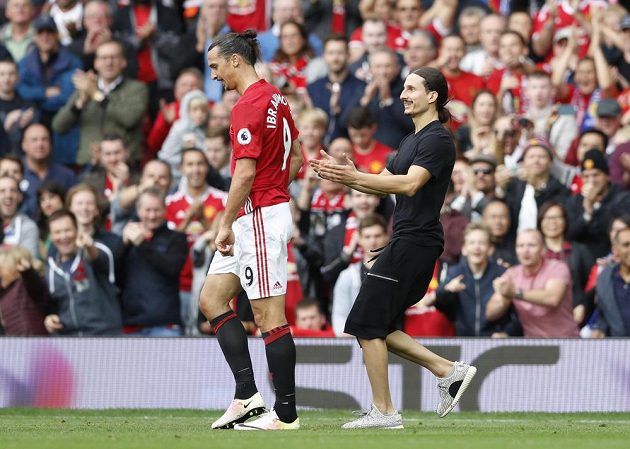 "Musím ti něco říct," jako kdyby říkal Ibrahimovicův dvojník, když se k němu blížil.