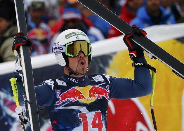 Italský lyžař Peter Fill vyhrál na zkrácené trati slavný sjezd v Kitzbühelu.