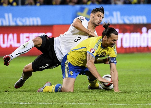 Švédská hvězda Zlatan Ibrahimovic (ve žlutém) na kolenou, kam ho dostal Rakušan Aleksandar Dragovič.